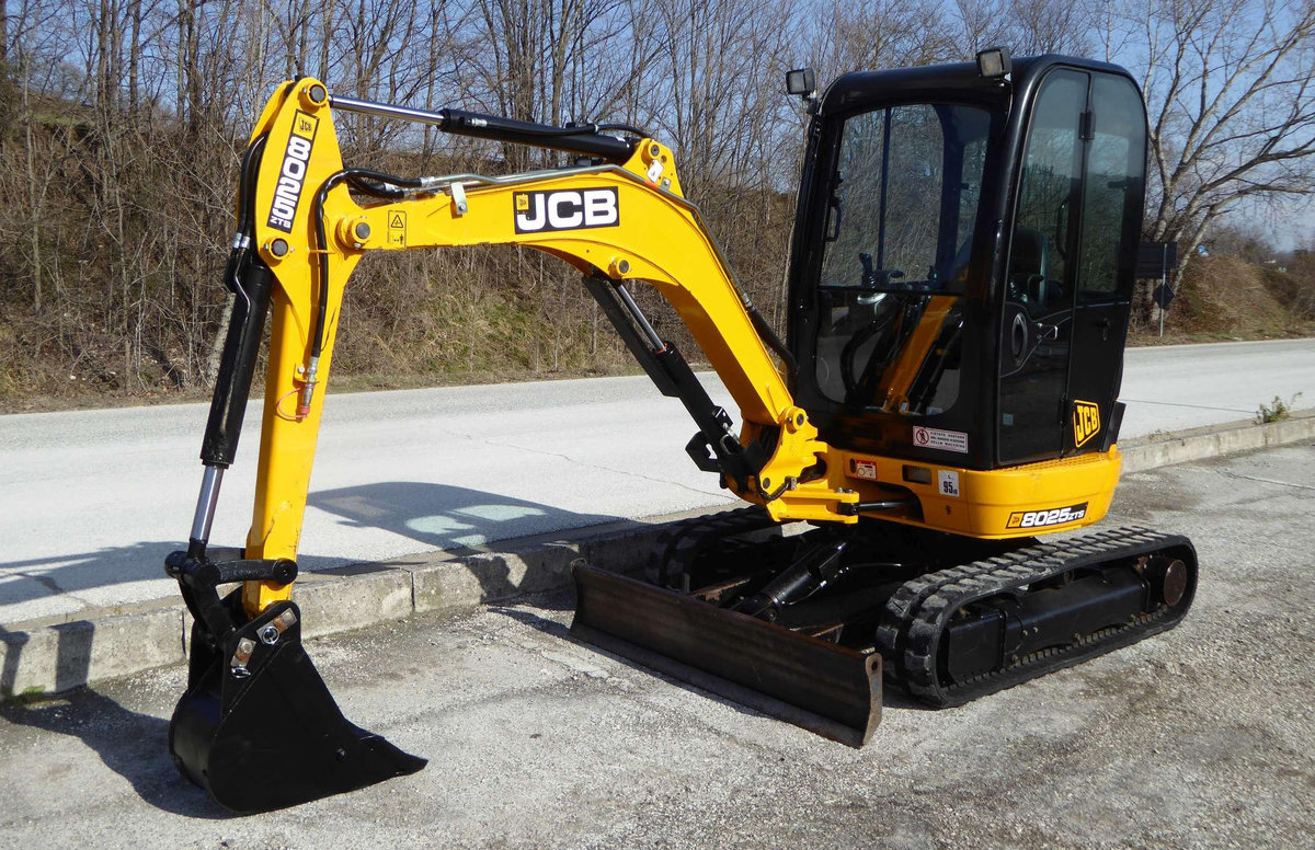 JCB 8025
